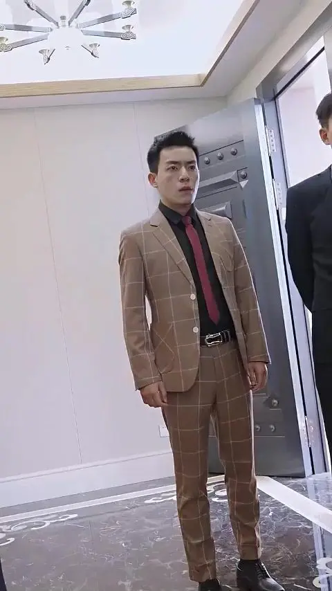 《龙御四海》：江湖恩仇录，情义与背叛的抉择！深度解读港式英雄片的经典